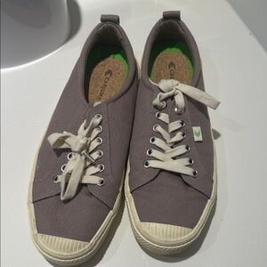 cariuma grey shoes